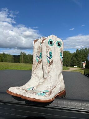 White Feather-Embroidered Western Ankle Boots